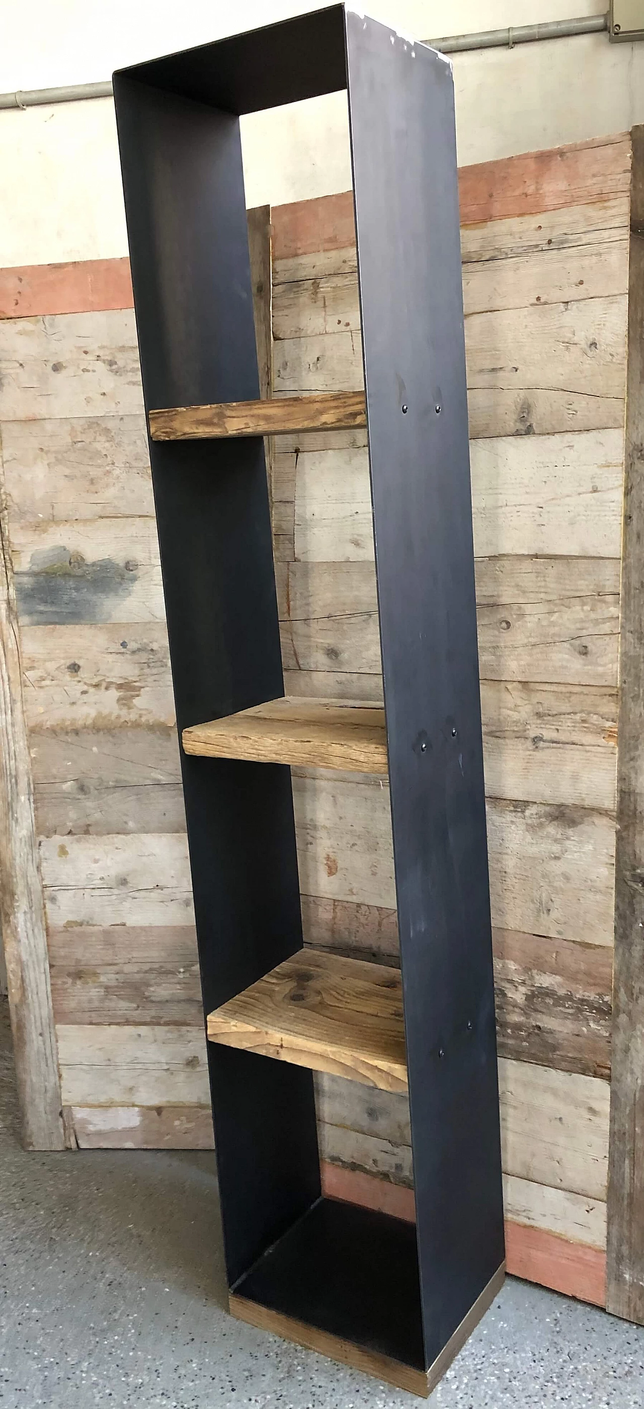 Iron bookcase with reclaimed wood 1096666