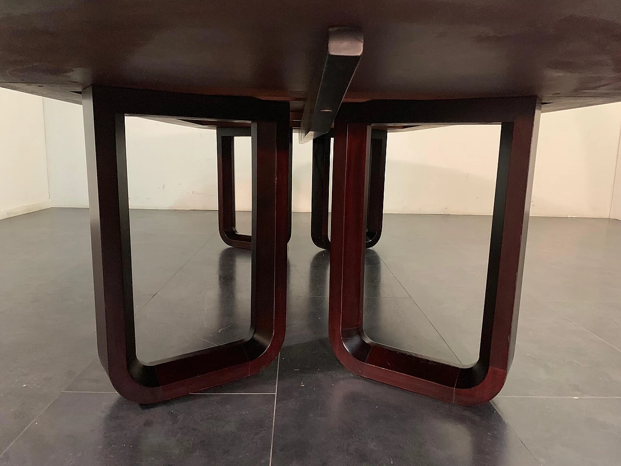 Tavolo ellittico in palissandro massiccio e piuma di mogano, anni '60 1096710