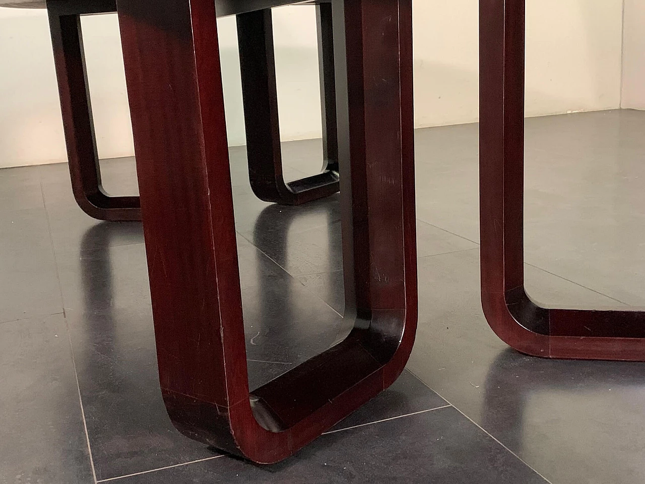 Tavolo ellittico in palissandro massiccio e piuma di mogano, anni '60 1096711