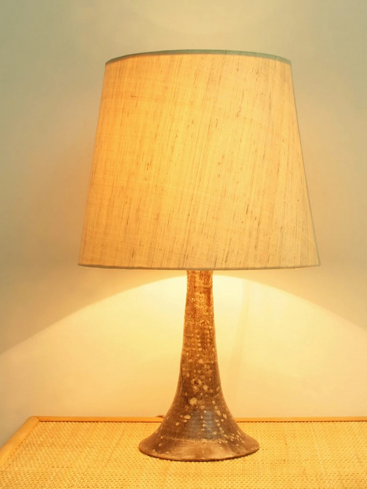 Lampada da tavolo in ceramica e tessuto, anni '70 1097312