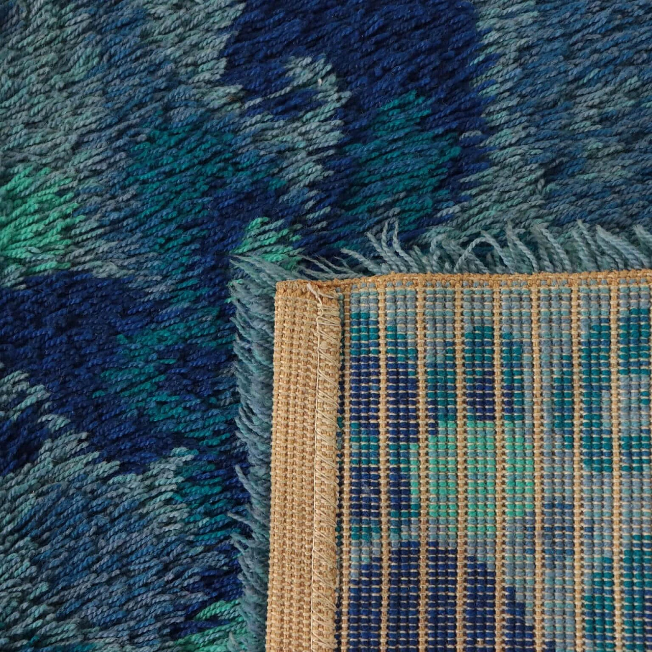 Shaggy rug with floral pattern, in shades of blue, 60s | intOndo