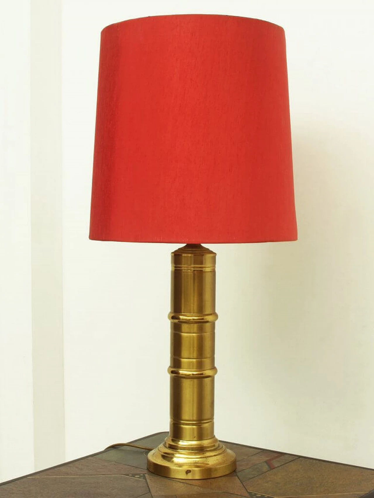 Grande lampada da tavolo o da terra in tessuto rosso e ottone 1098772