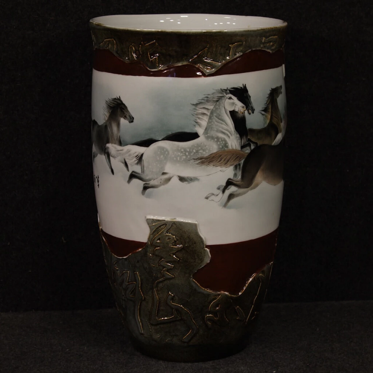 Vaso cinese in ceramica dipinta con cavalli 1098847