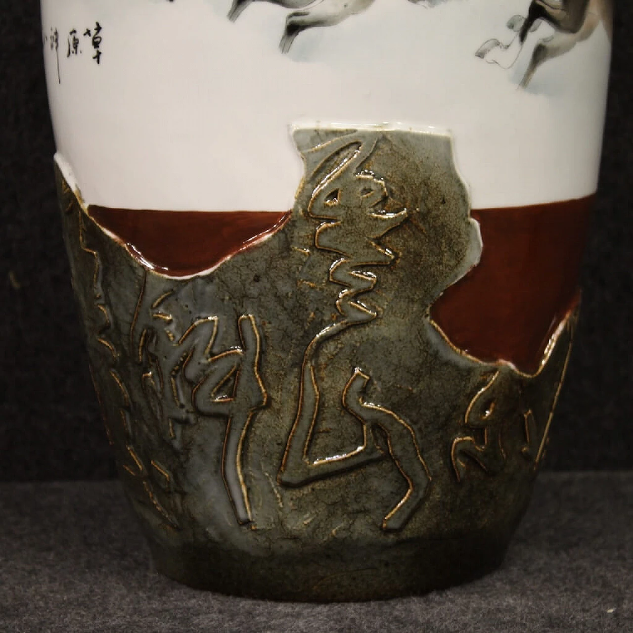 Vaso cinese in ceramica dipinta con cavalli 1098848