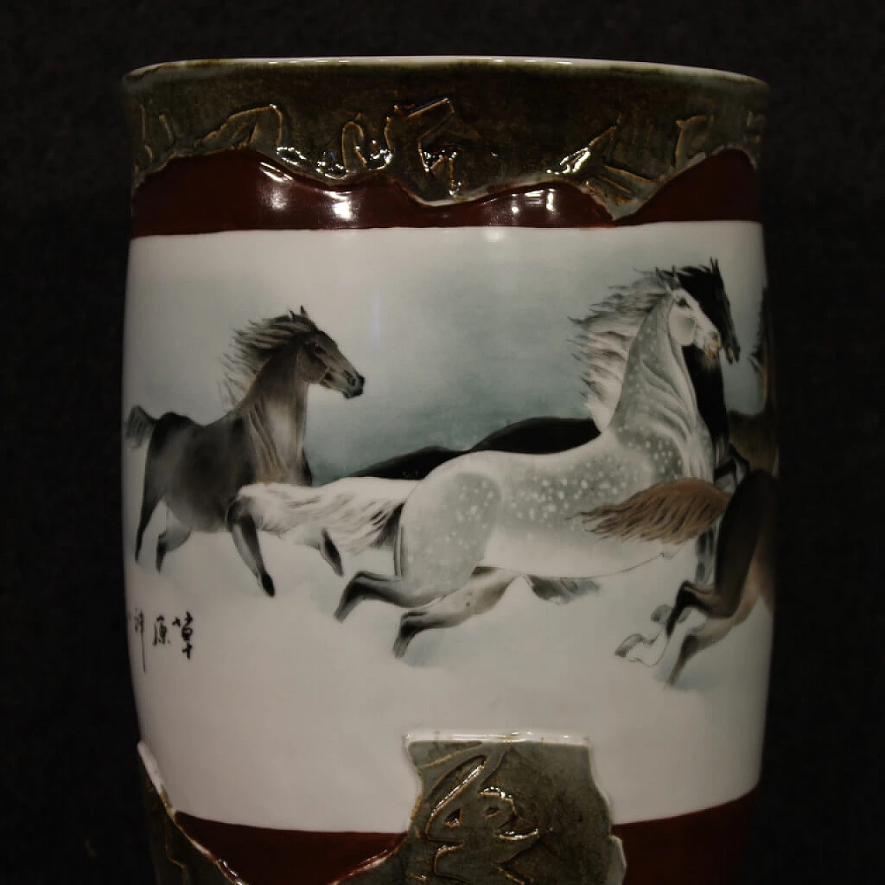 Vaso cinese in ceramica dipinta con cavalli 1098849
