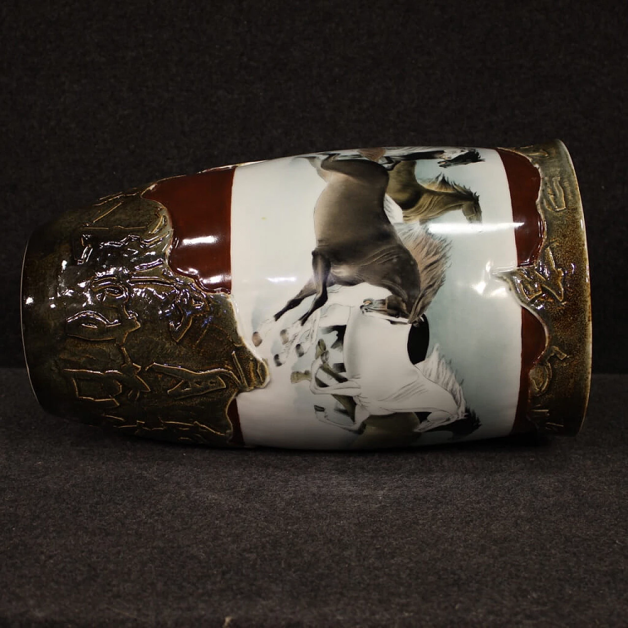 Vaso cinese in ceramica dipinta con cavalli 1098852