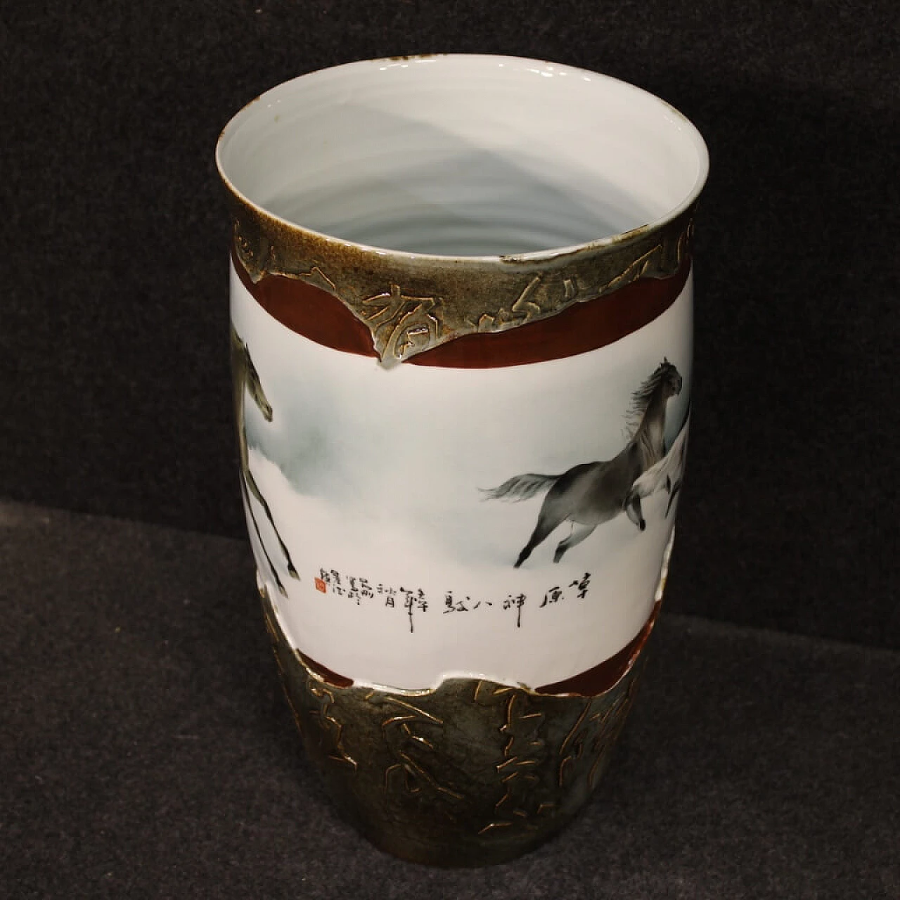 Vaso cinese in ceramica dipinta con cavalli 1098856