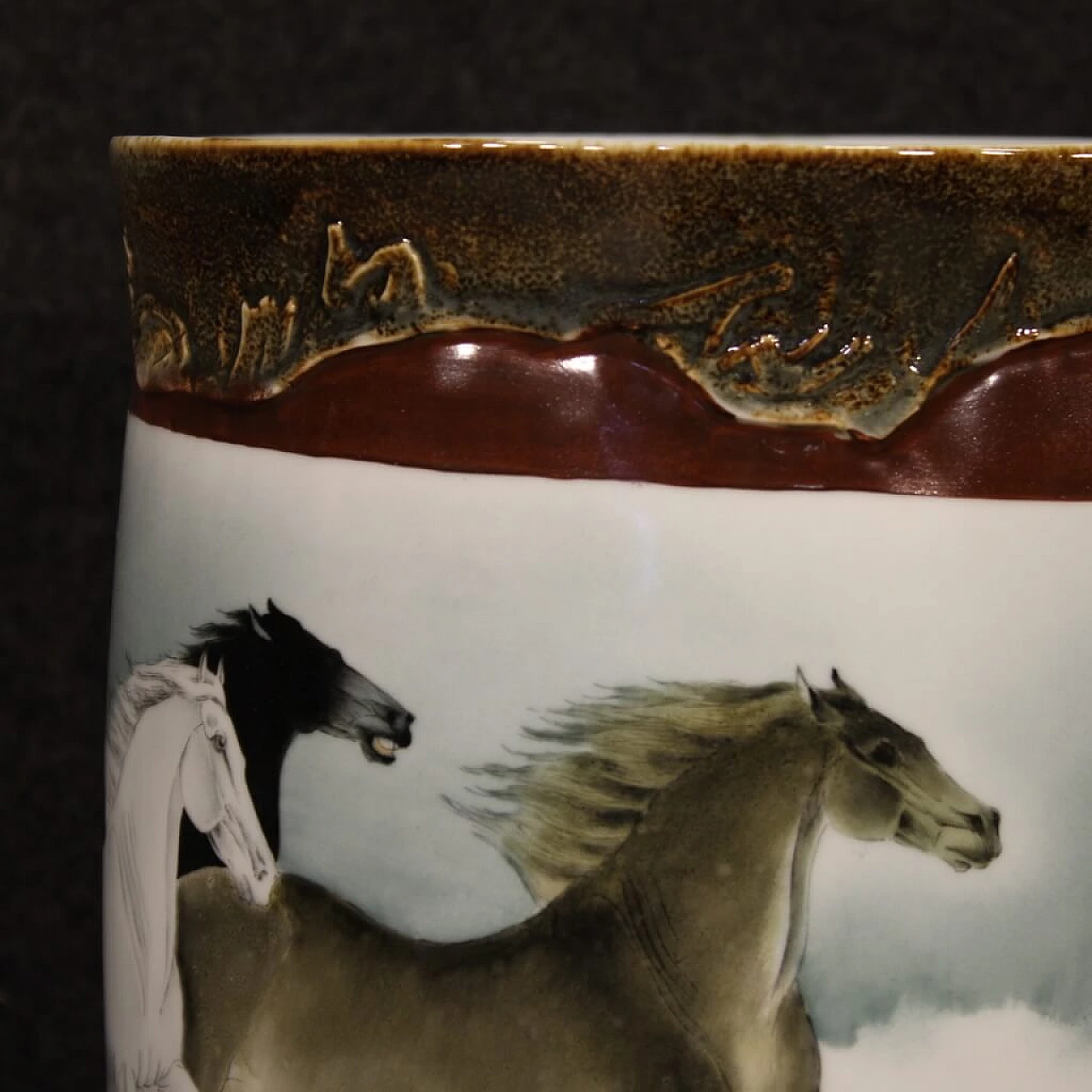 Vaso cinese in ceramica dipinta con cavalli 1098857