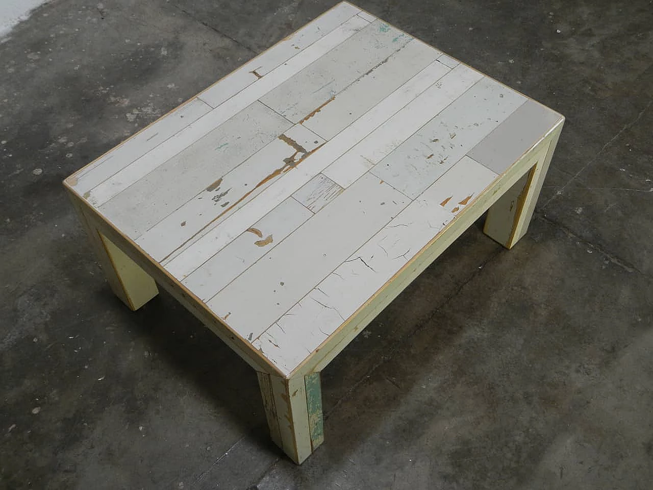 Coffee table with reclaimed wood 1100082