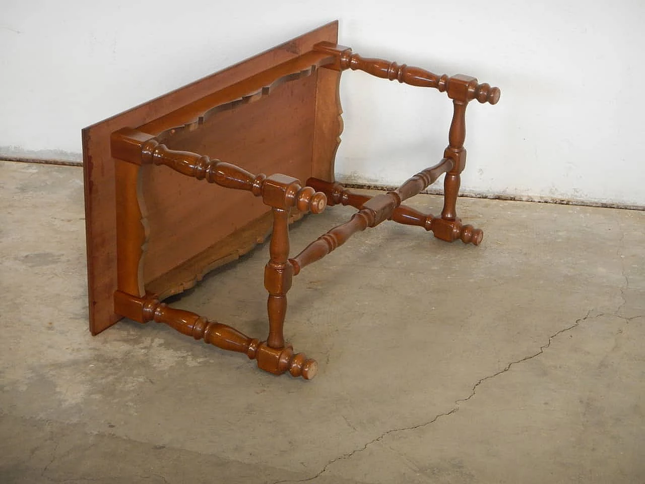 Tavolino da salotto in legno tornito, anni '80 1100099