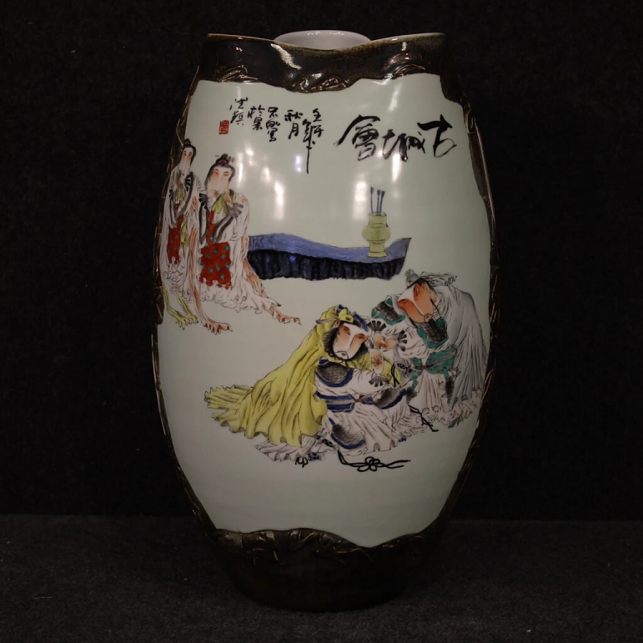 Chinese painted ceramic vase 1100228