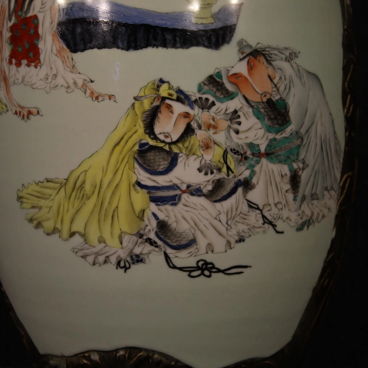 Chinese painted ceramic vase 1100229