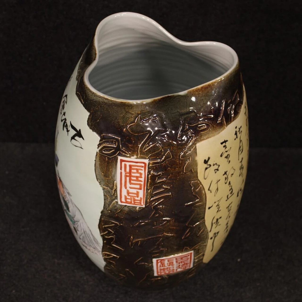 Chinese painted ceramic vase 1100232