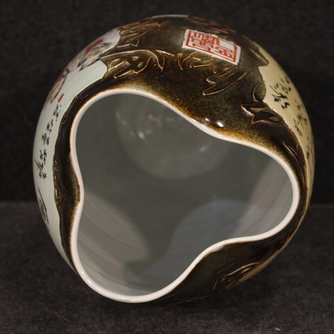 Chinese painted ceramic vase 1100233