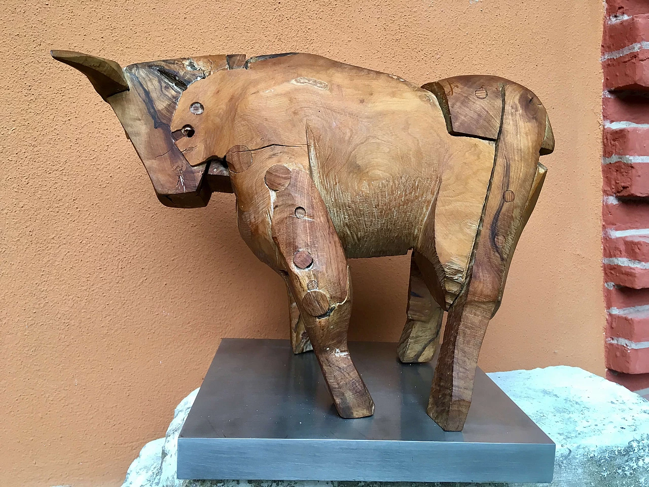 Scultura di un toro XX sec. in legno di ulivo 1100423