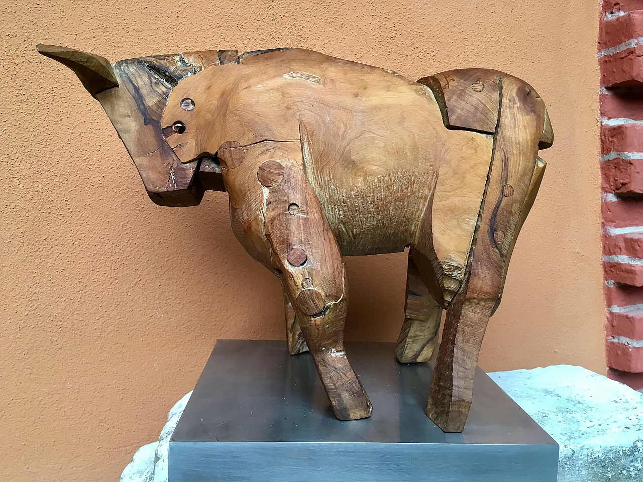 Sculpture of a Bull in olive tree wood, 20th century 1100424