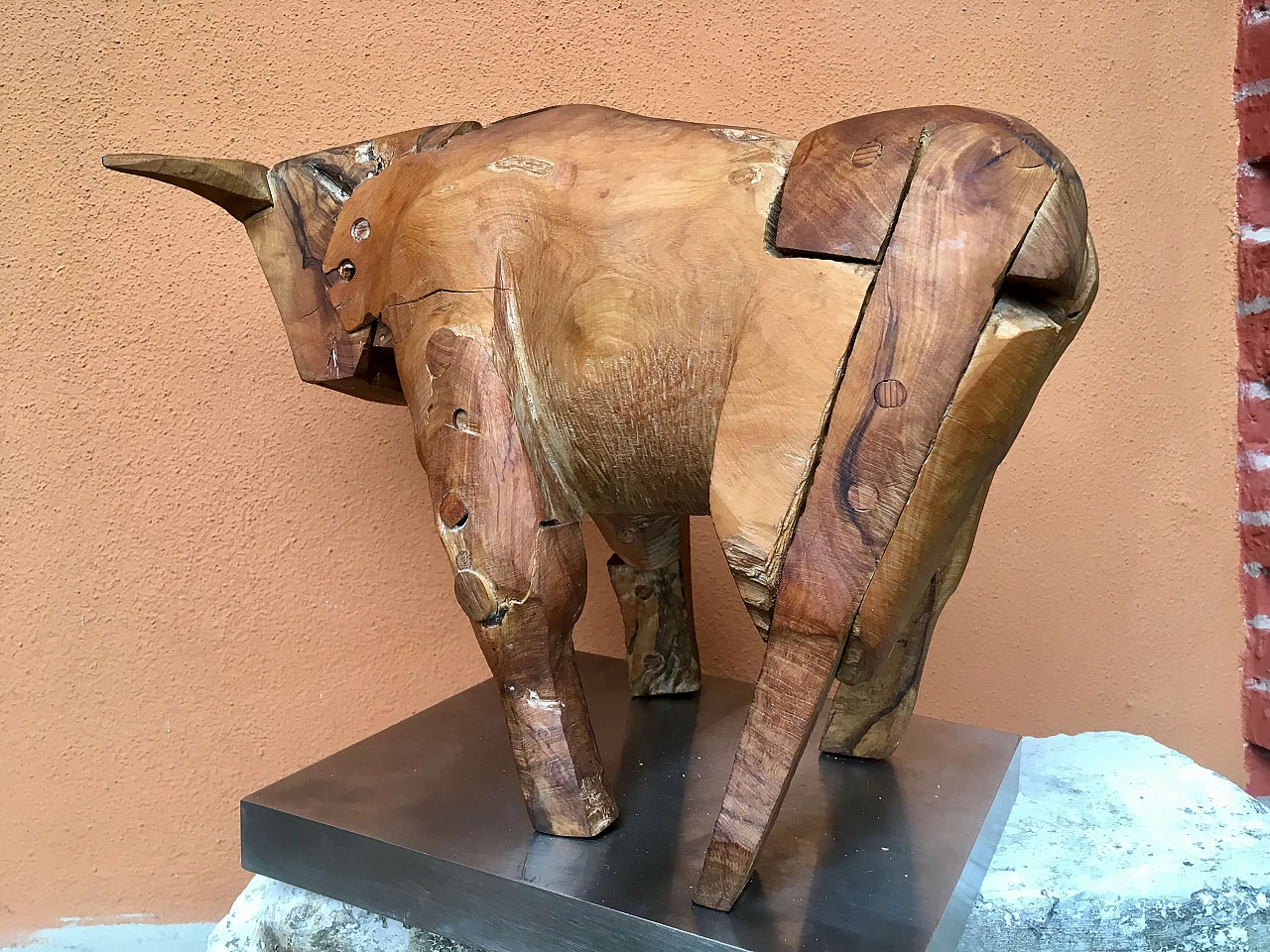 Sculpture of a Bull in olive tree wood, 20th century 1100425