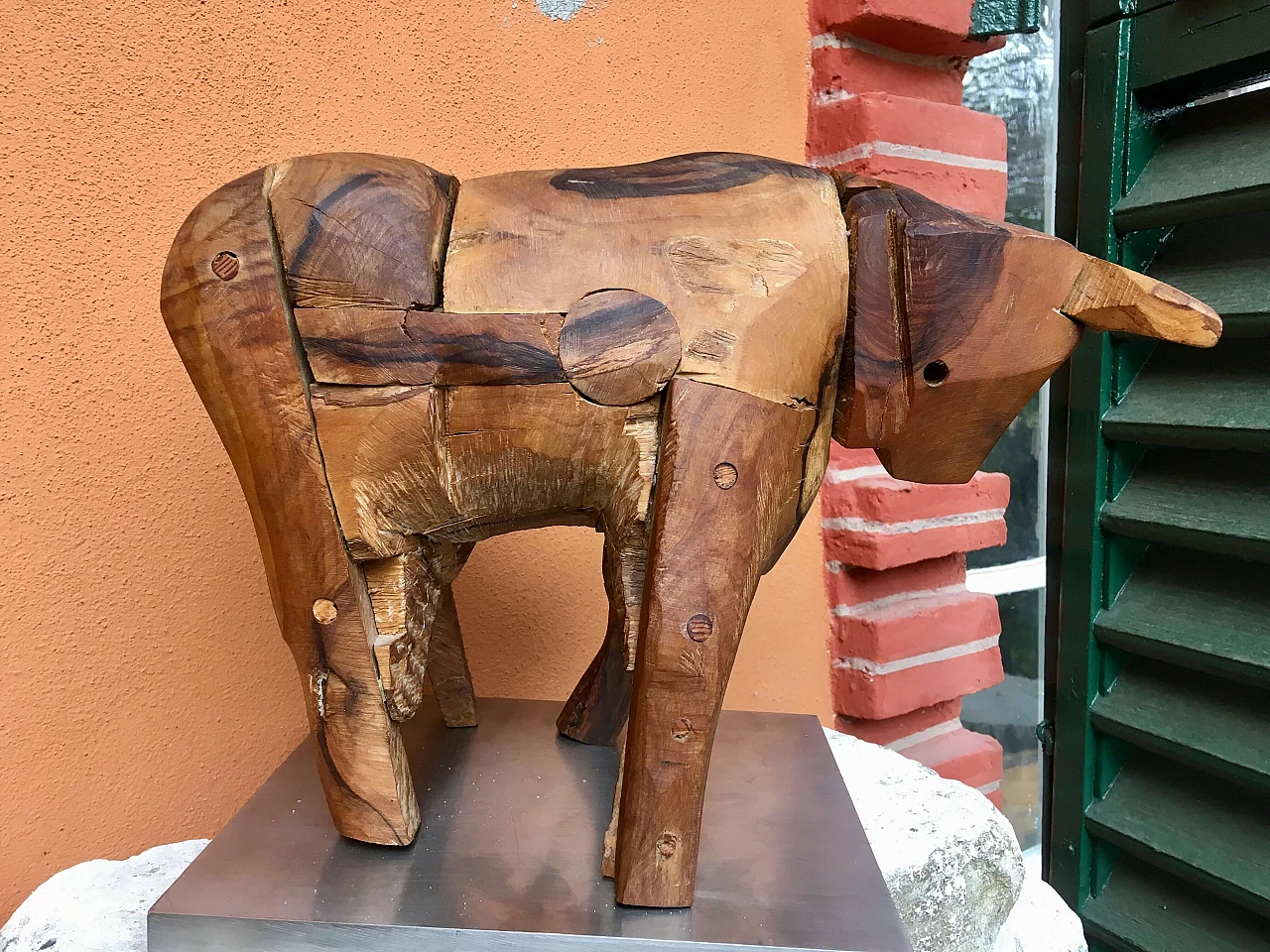 Scultura di un toro XX sec. in legno di ulivo 1100426