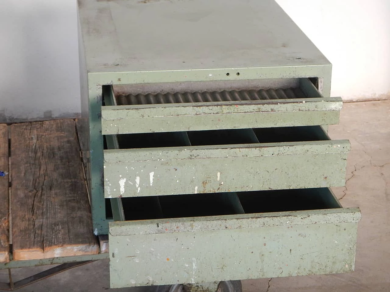 Industrial office unit with 3 drawers, Italy, 70s 1100434
