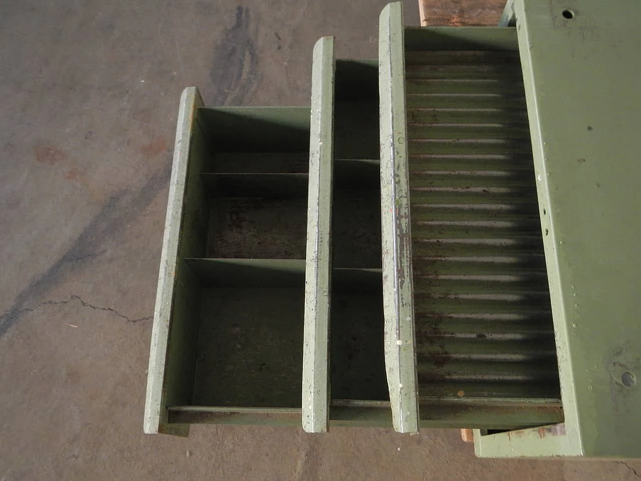 Industrial office unit with 3 drawers, Italy, 70s 1100437