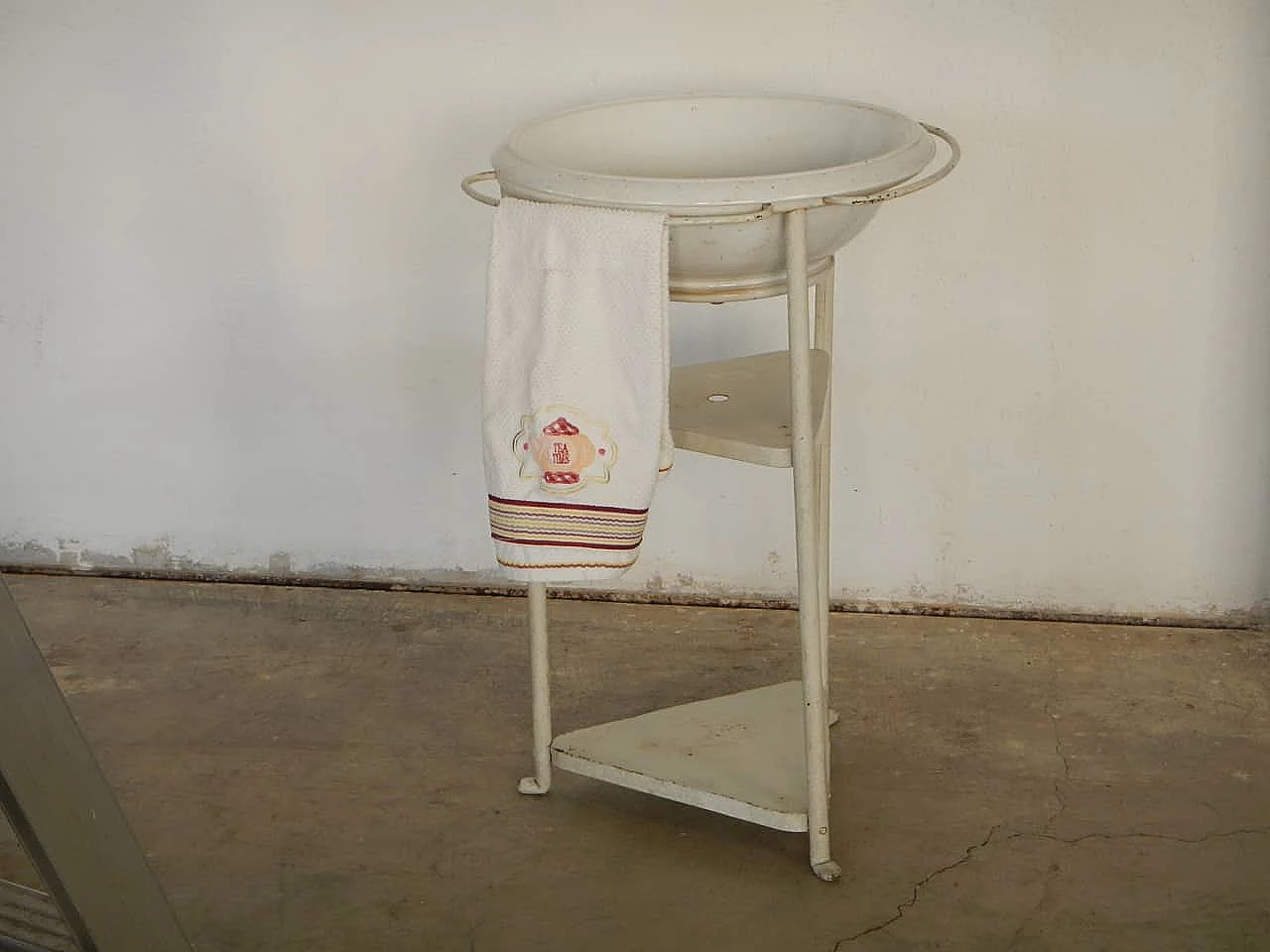Antique room wash basin in white iron, 1950s 1100544