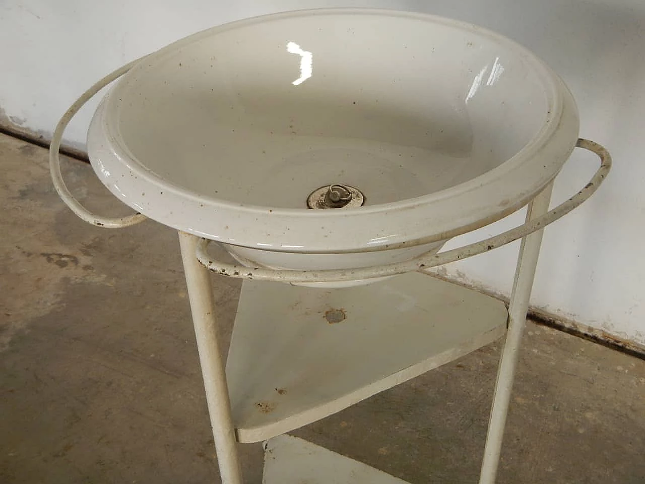 Antique room wash basin in white iron, 1950s 1100547