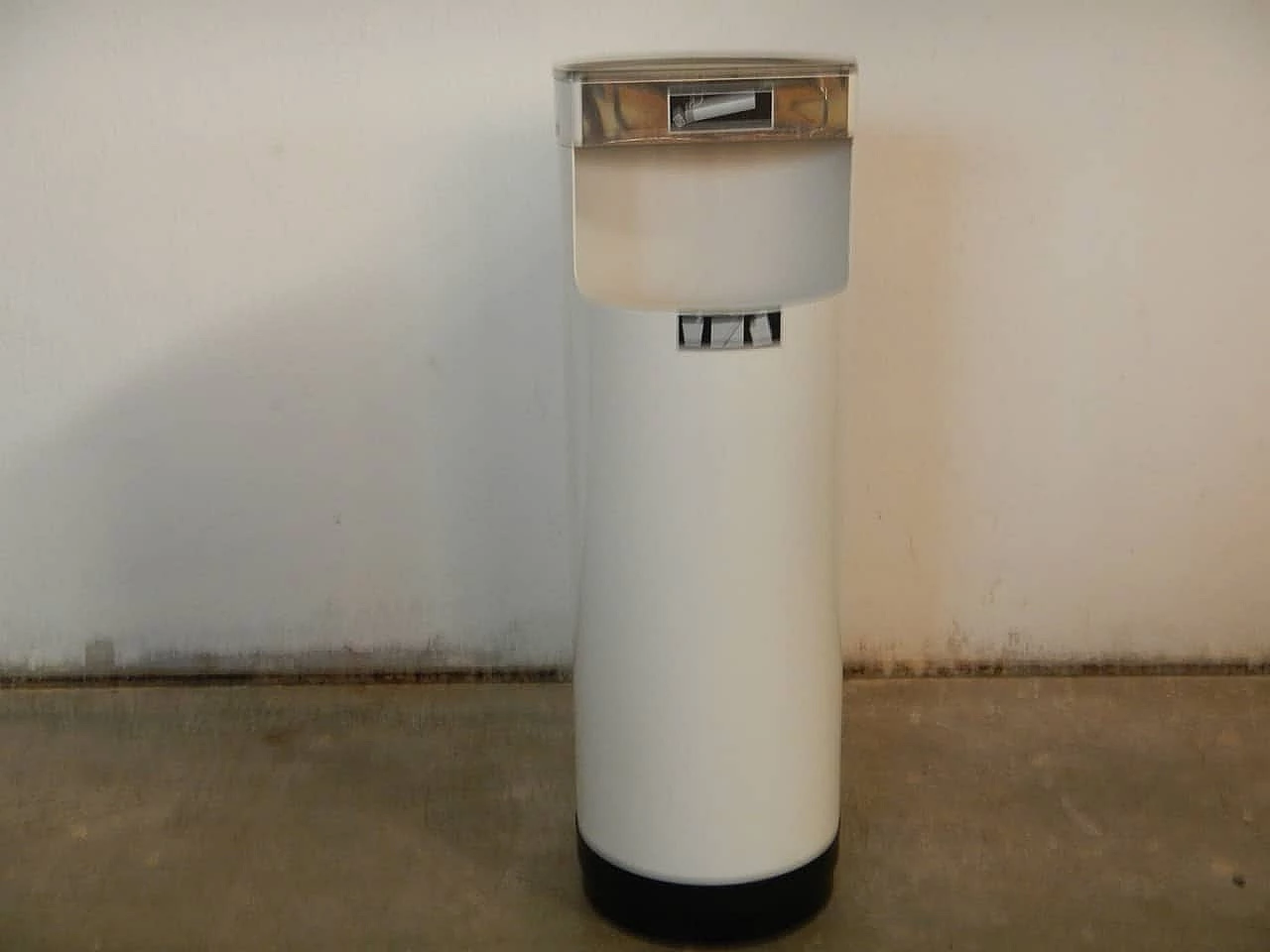 White umbrella holder with retractable hash tray, Italy, 70s 1100560