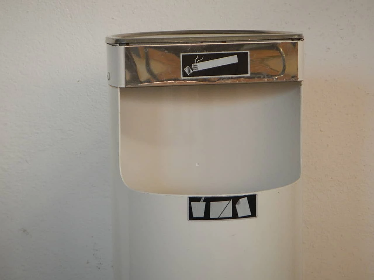 White umbrella holder with retractable hash tray, Italy, 70s 1100561