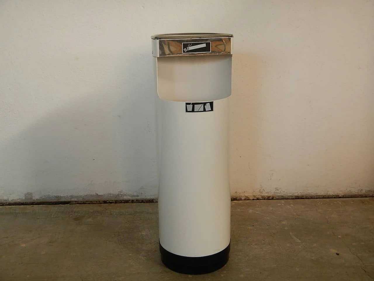 White umbrella holder with retractable hash tray, Italy, 70s 1100562