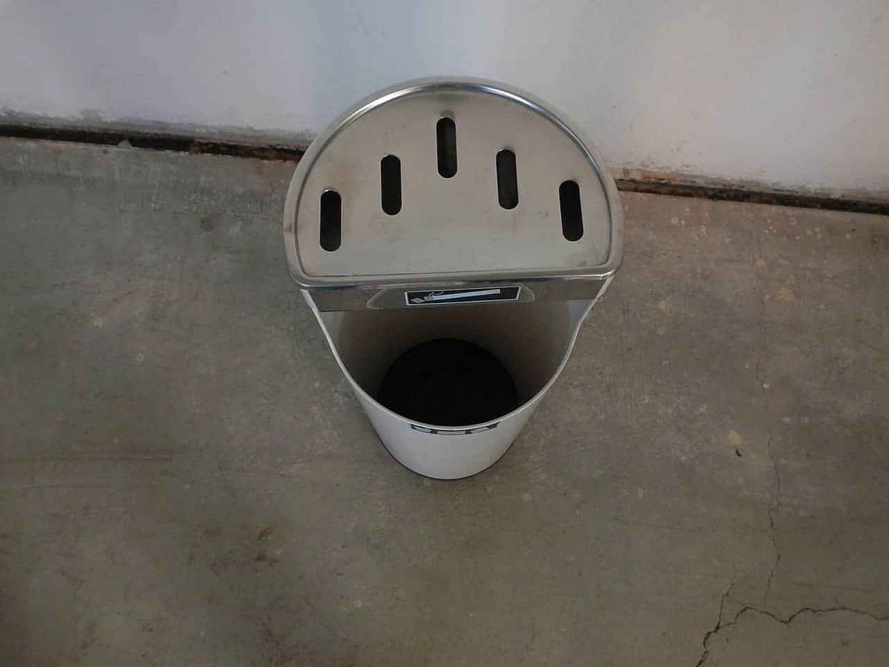 White umbrella holder with retractable hash tray, Italy, 70s 1100563