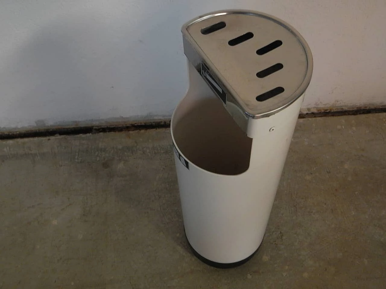 White umbrella holder with retractable hash tray, Italy, 70s 1100565