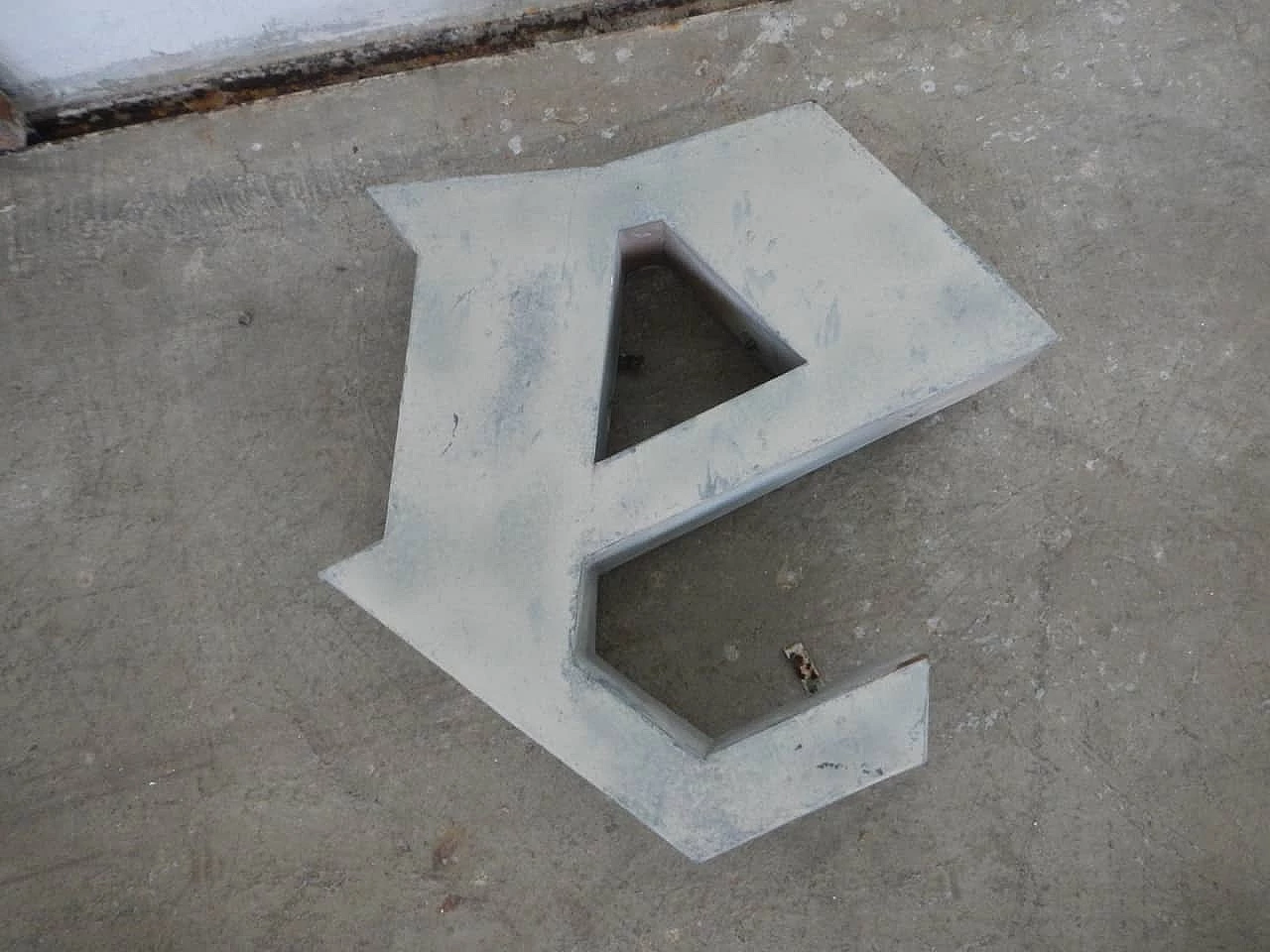 Lettera E da muro in latta, anni 70 1101339