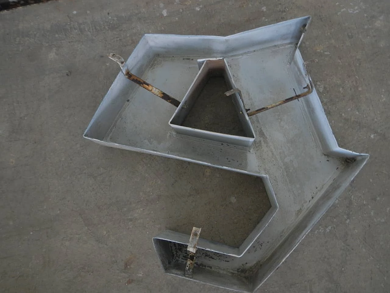 Lettera E da muro in latta, anni 70 1101340