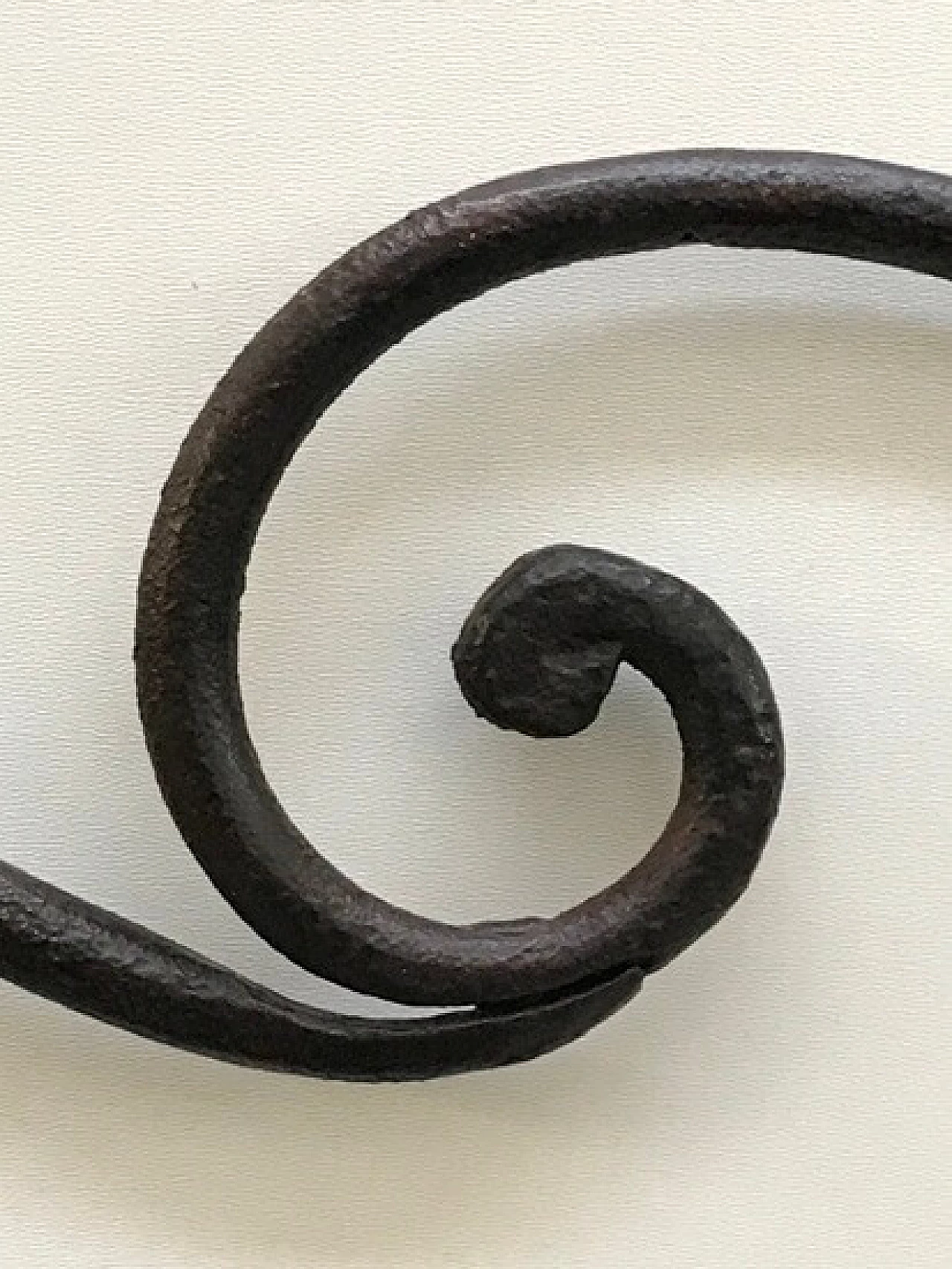 Wrought iron headboard with cast iron rosettes 1101456