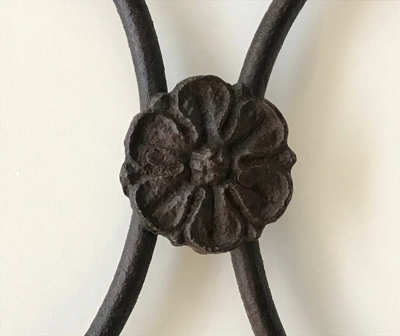 Wrought iron headboard with cast iron rosettes 1101457