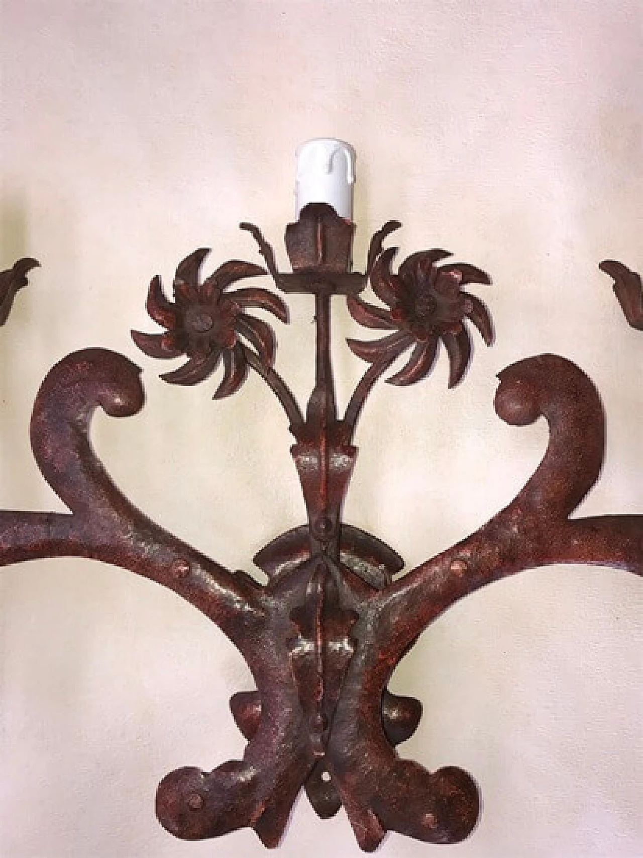 Metal wall sconce with spiral flowers, 5 lights 1101522
