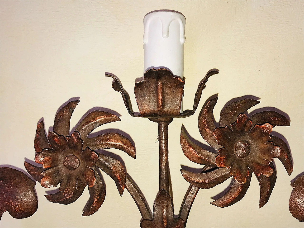 Metal wall sconce with spiral flowers, 5 lights 1101523