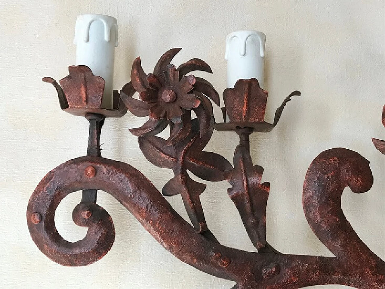 Metal wall sconce with spiral flowers, 5 lights 1101525