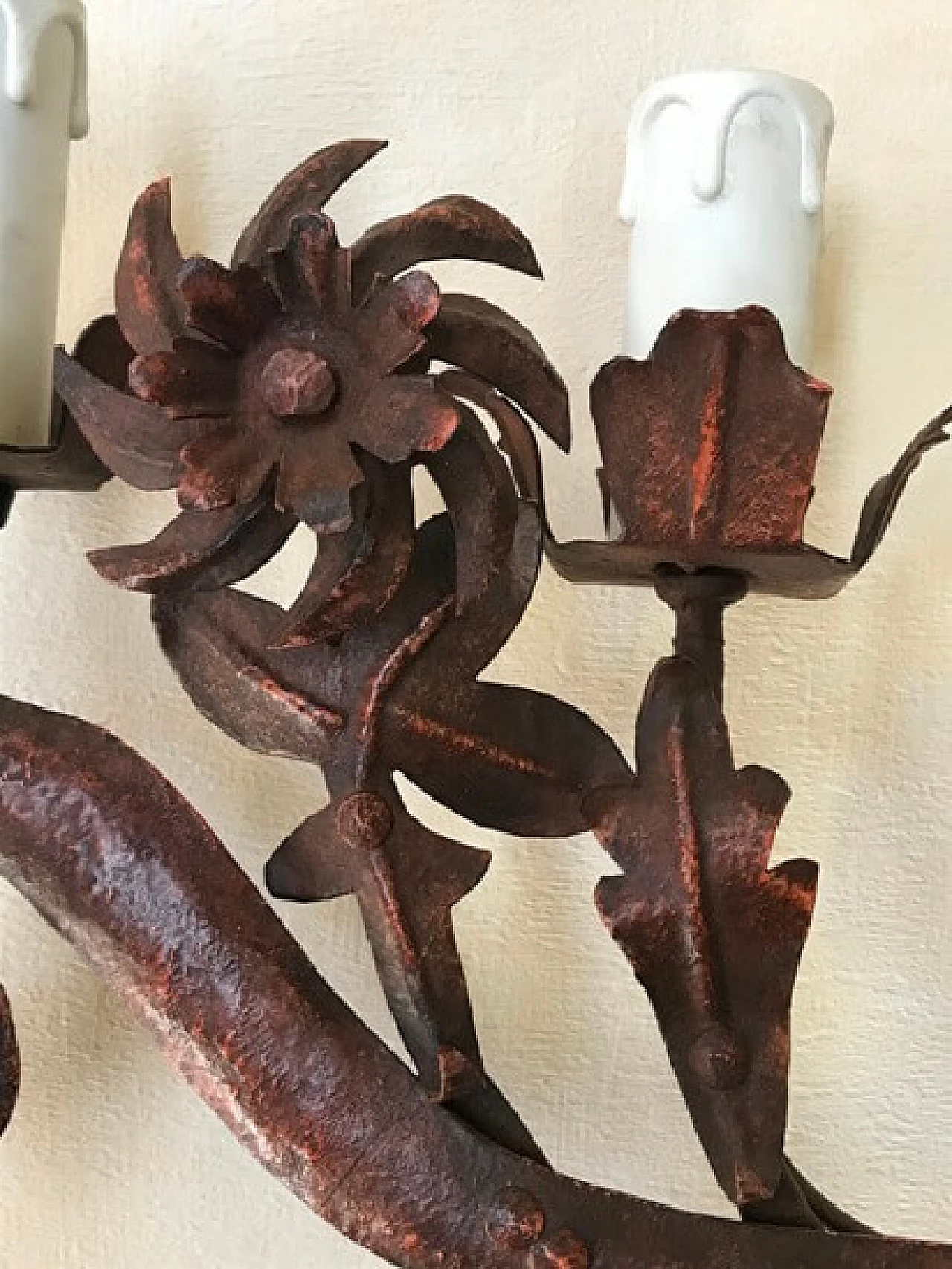 Metal wall sconce with spiral flowers, 5 lights 1101526