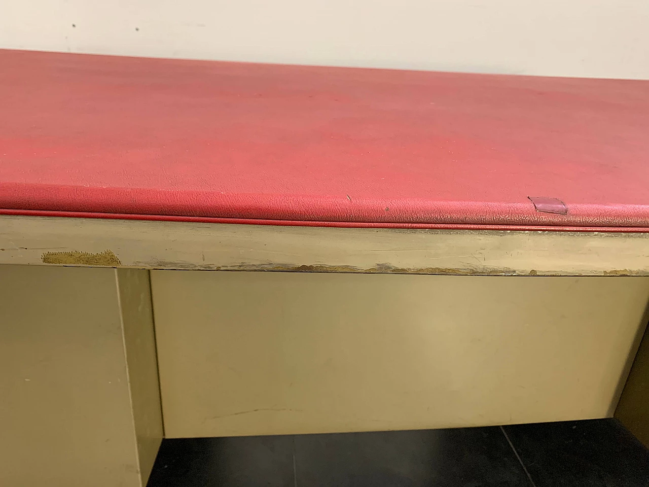 Scrivania direzionale a 5 cassetti di Trau Torino in grigio e rosso, anni '50 1101641