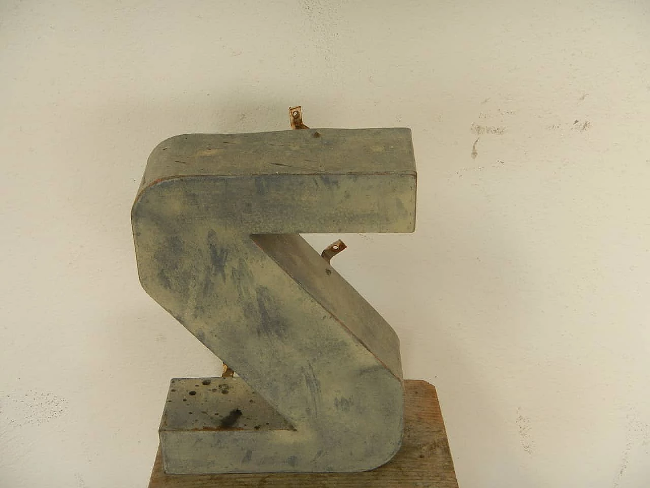 Lettera S maiuscola da muro in latta, anni 70 1101820
