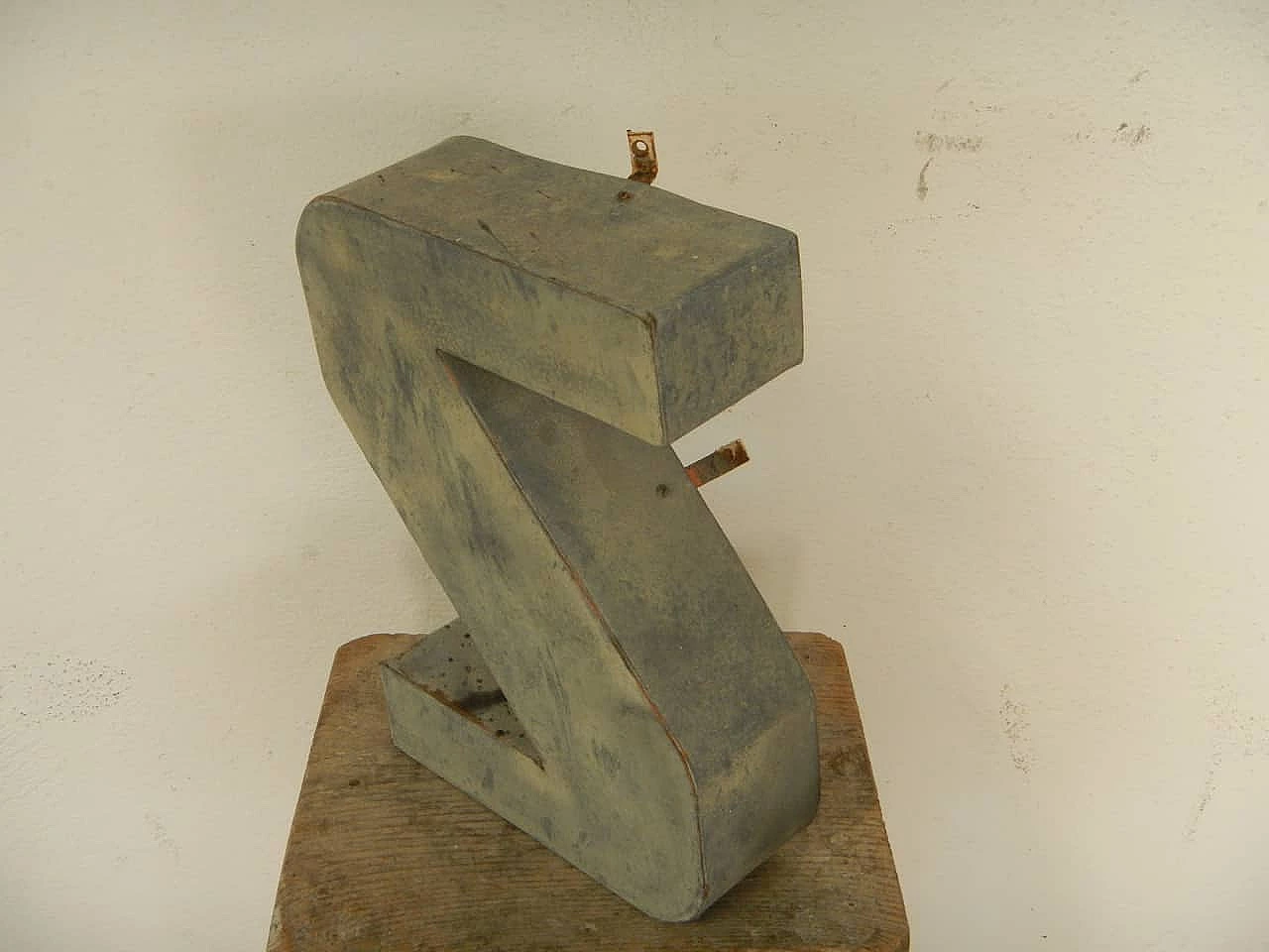 Lettera S maiuscola da muro in latta, anni 70 1101821