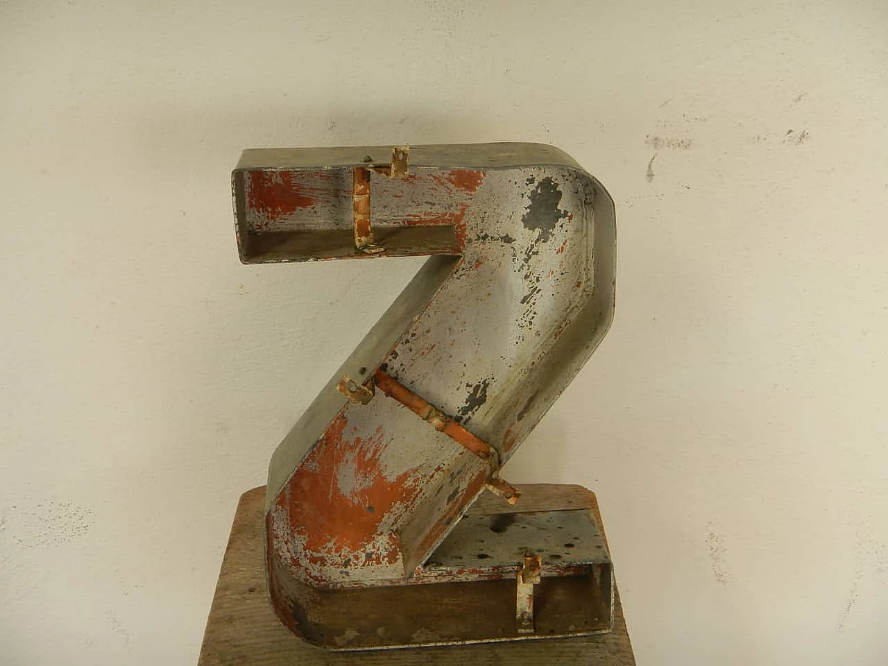 Lettera S maiuscola da muro in latta, anni 70 1101822