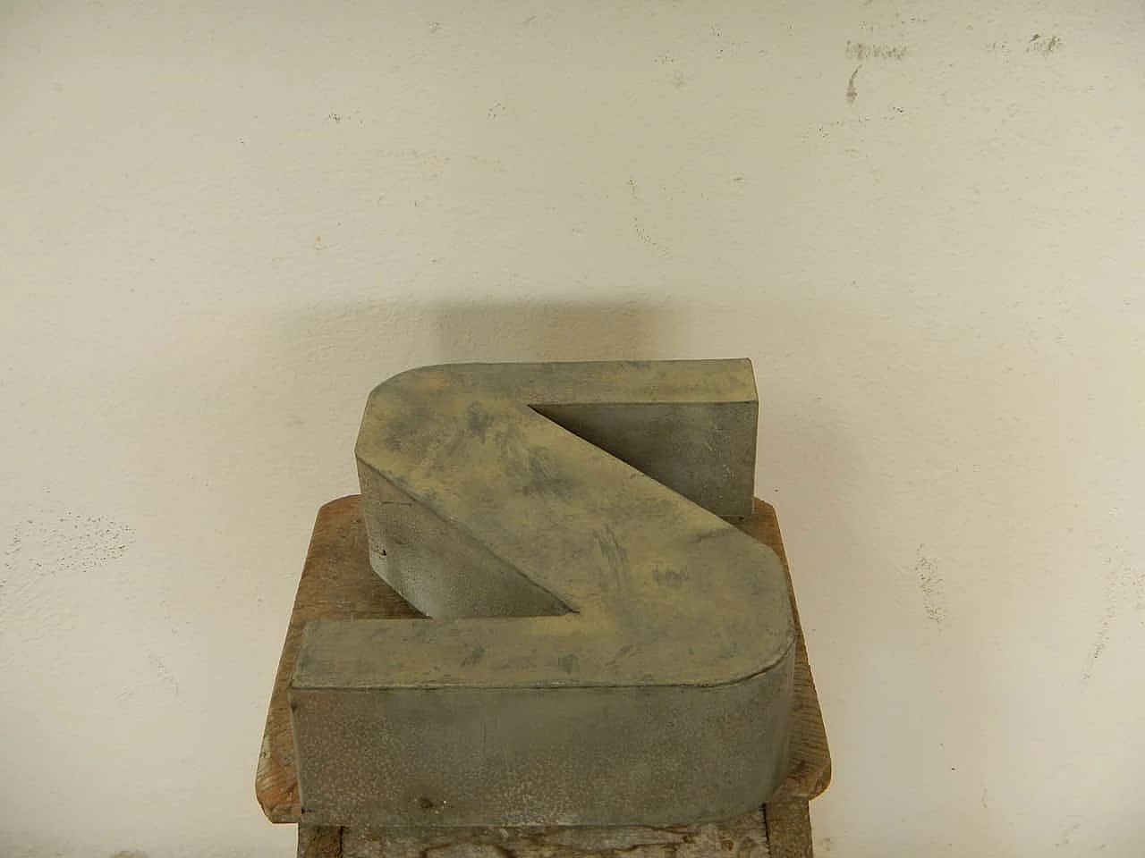 Lettera S maiuscola da muro in latta, anni 70 1101823