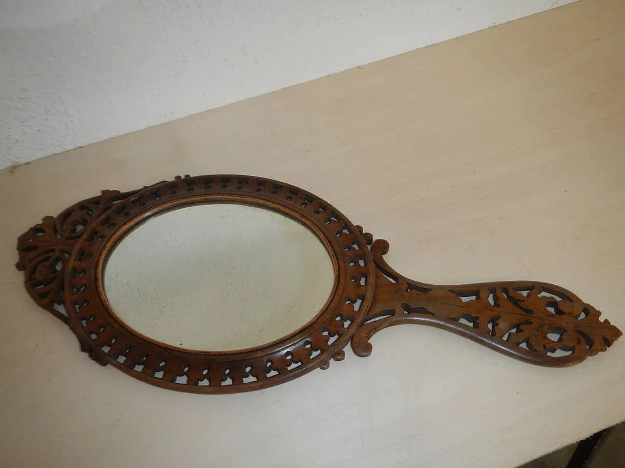 Specchio da toilette in legno intarsiato con figure, fine '800 1102081