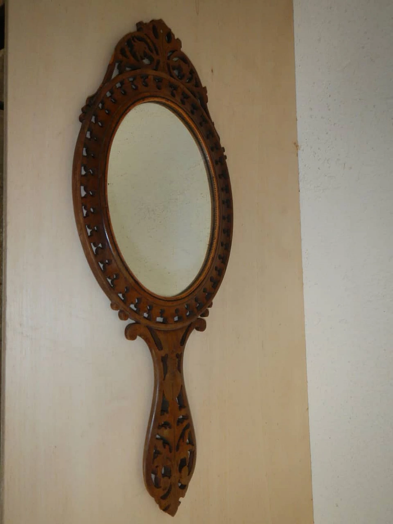 Specchio da toilette in legno intarsiato con figure, fine '800 1102082