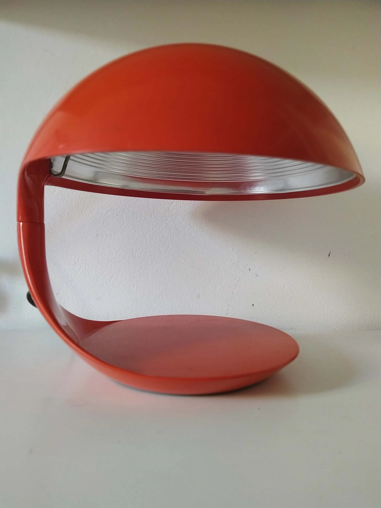 Lampada da tavolo Cobra rossa di Elio Martinelli per Martinelli Luce 1102379