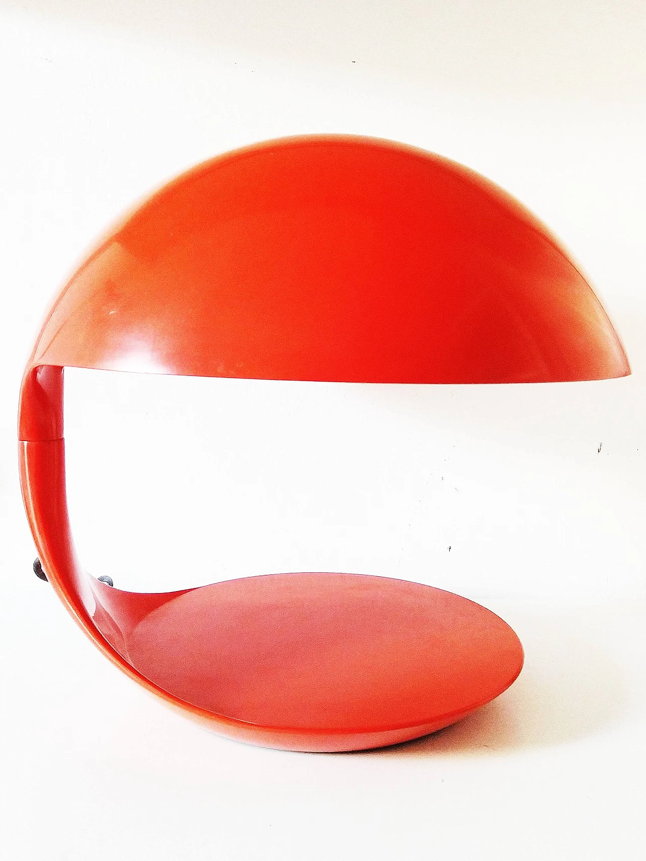 Lampada da tavolo Cobra rossa di Elio Martinelli per Martinelli Luce 1102380