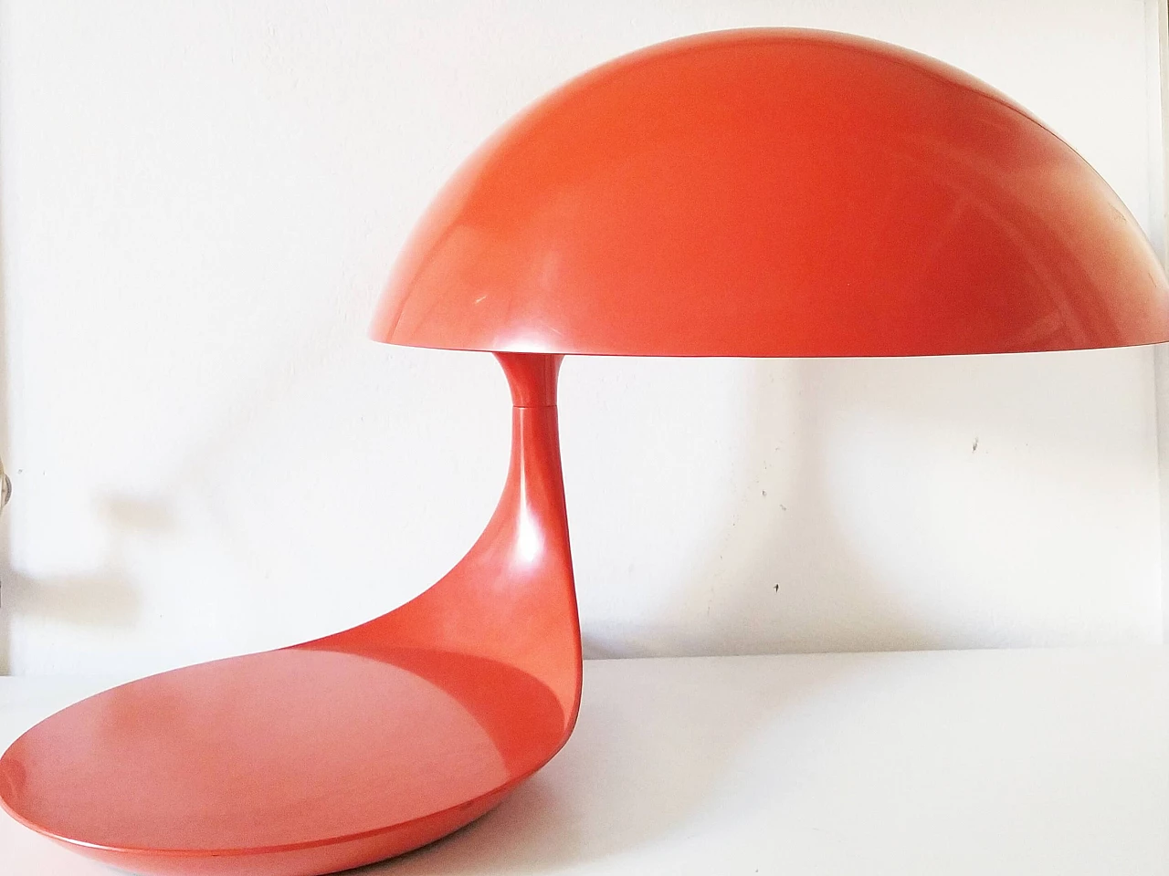 Lampada da tavolo Cobra rossa di Elio Martinelli per Martinelli Luce 1102381