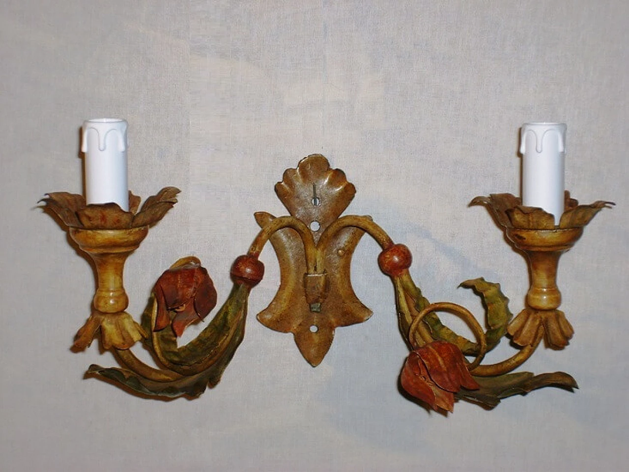 Metal wall sconce with 2 point light buds 1102691